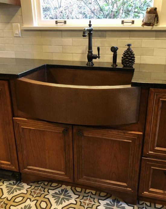Copper farmhouse sink with rounded front